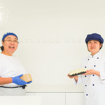 真っ白な内外装が印象深い、モダンな店構え